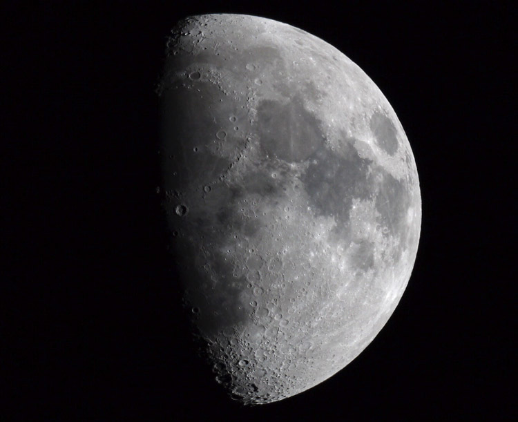 Mond-120430-Zunehmend Halb